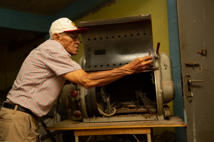 Seu Vavá era o responsável pelo Cine Nazaré, o último cinema de rua de Fortaleza