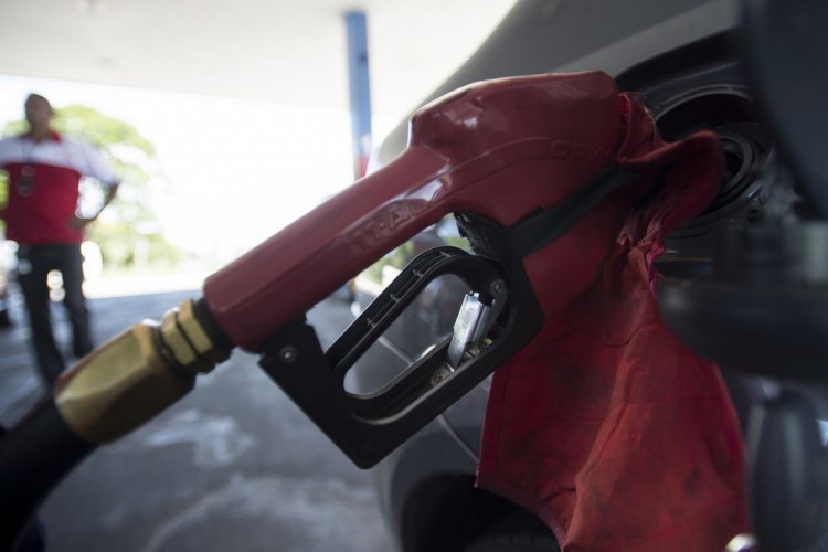 Para equiparar os preços, o diesel deveria ter aumento de R$ 0,90 por litro nos postos brasileiros