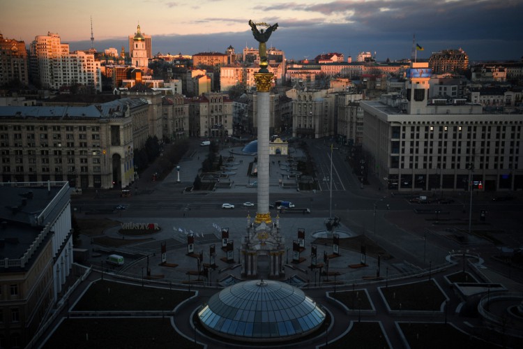 MONUMENTO à independência em praça no centro de Kiev, em 23 de fevereiro de 2022