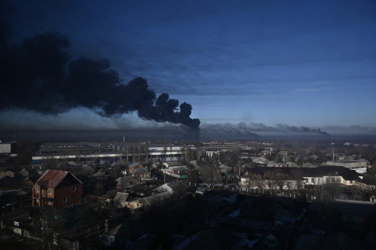 Fumaça preta sobe de um aeroporto militar em Chuguyev, perto de Kharkiv