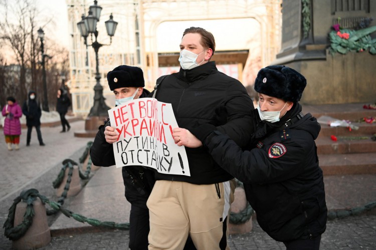 Manifestante detido em Moscou, na Rússia, por protestar contra invasão da Ucrânia