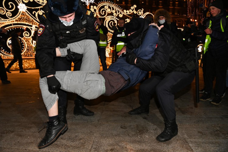 Manifestante detido em Moscou, na Rússia, por protestar contra invasão da Ucrânia