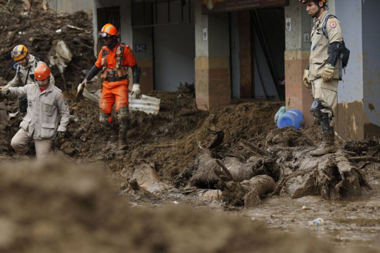 Sobe para 208 número de mortos na tragédia em Petrópolis