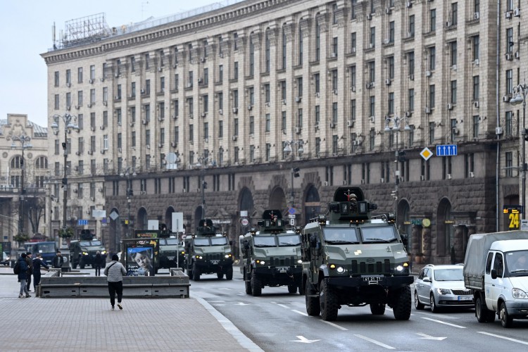 Veículos militares ucranianos passam pela Praça da Independência no centro de Kiev