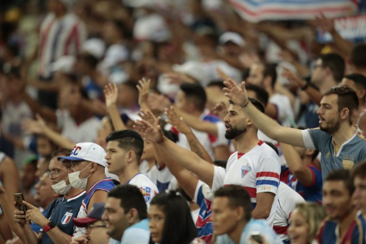 Torcida do Fortaleza comemora gol da equipe diante do Pacajus pelo Campeonato Cearense. 