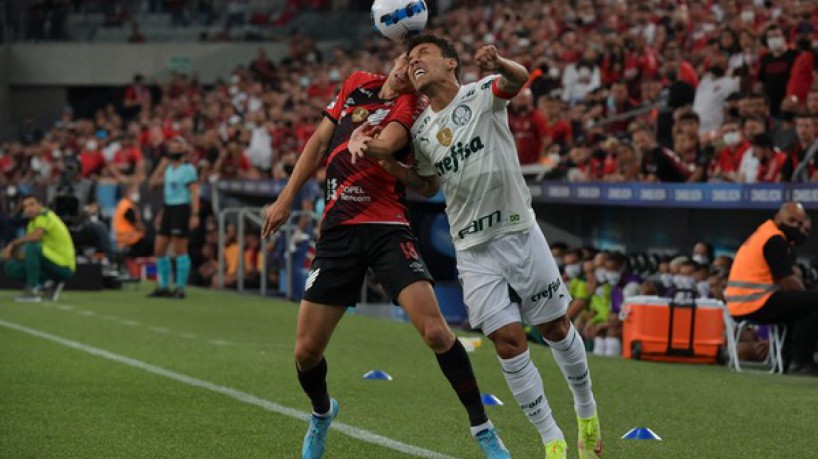 Em jogo com dois pênaltis, Athletico e Palmeiras empatam pelo