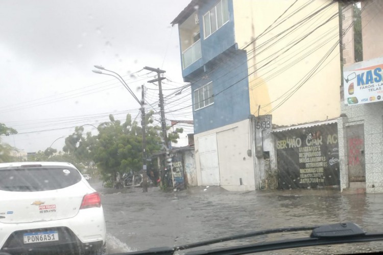 Fortaleza registrou alagamentos e engarrafamentos