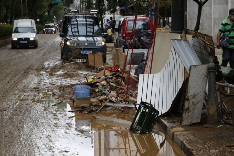 Tragédia em Petrópolis tem 217 mortos