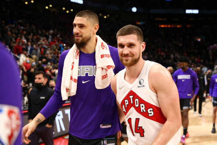 Alex Len e Svi Mykhailiuk, jogadores ucranianos que atuam na NBA, emitiram um comunicado conjunto nessa quinta-feira, 24 para condenar a ofensiva russa contra seu país