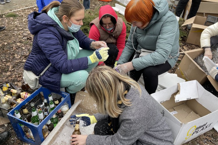 Mulheres ucranianas preparam coquetéis molotov para chegada dos russos.
