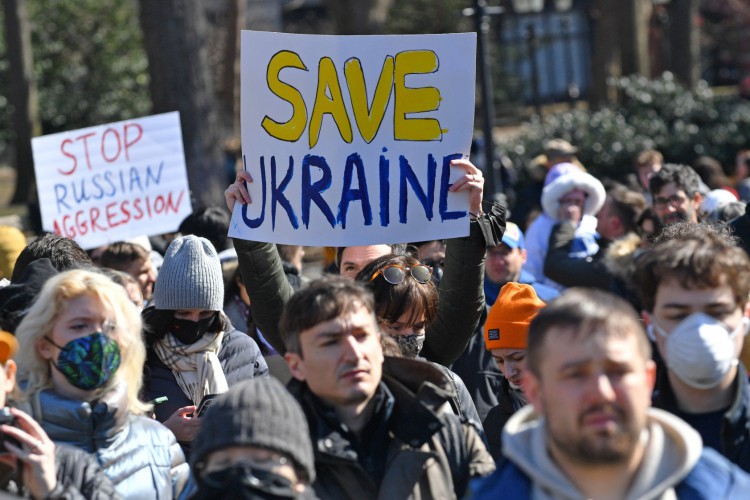 Ativistas e nova-iorquinos ucranianos protestam contra a invasão da Ucrânia pela Rússia durante um comício no Washington Square Park em Manhattan, Nova York, em 27 de fevereiro de 2022. Dezenas de milhares de ucranianos fugiram de seu país desde que o presidente russo, Vladimir Putin, desencadeou uma invasão em grande escala em Quinta-feira.
