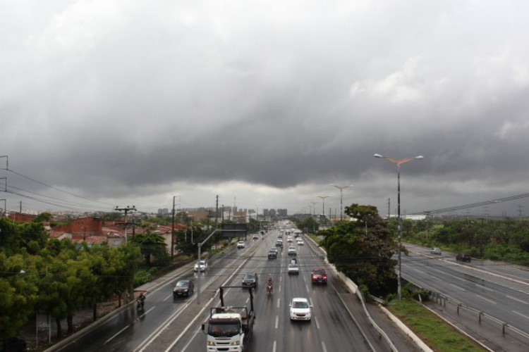 Começo do domingo foi de pouca chuva no Ceará