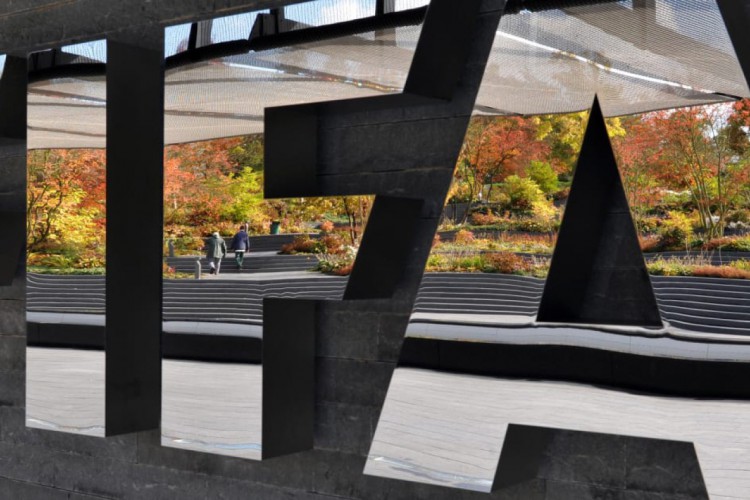 Membros de várias organizações não governamentais fizeram um jogo simbólico nesta terça-feira, 8, em frente ao museu da Fifa em Zurique.