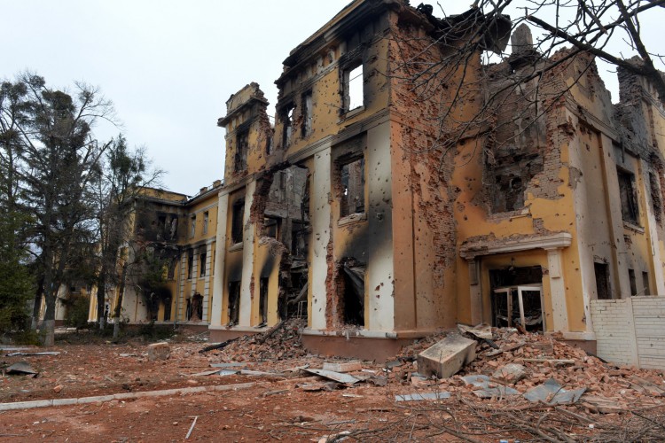 Esta fotografia mostra uma visão de uma escola destruída como resultado de uma luta não muito longe do centro da cidade ucraniana de Kharkiv, localizada a cerca de 50 km da fronteira ucraniana-russa, em 28 de fevereiro de 2022