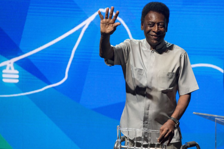 Em tratamento contra câncer, Pelé voltou a ser internado