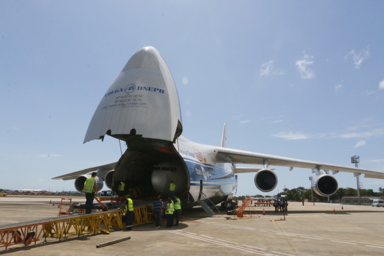 FORTALEZA, CE, BRASIL, 22-09-2017: Avi„o Antonov AN-124 Mriya Tour. Avi„o Antonov AN-124 È carregado com o lend·rio Boeing 737-200, da Lufthansa. (Foto: Evil·zio Bezerra/O POVO).