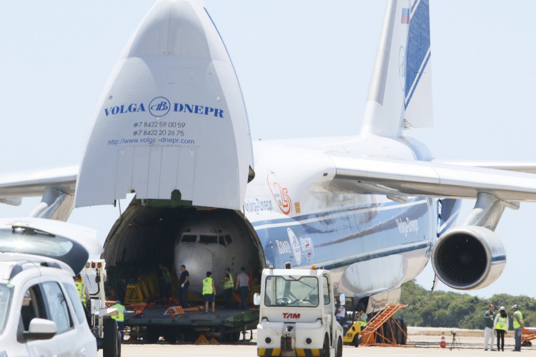 FORTALEZA, CE, BRASIL, 22-09-2017: Avi„o Antonov AN-124 Mriya Tour. Avi„o Antonov AN-124 È carregado com o lend·rio Boeing 737-200, da Lufthansa. (Foto: Evil·zio Bezerra/O POVO).