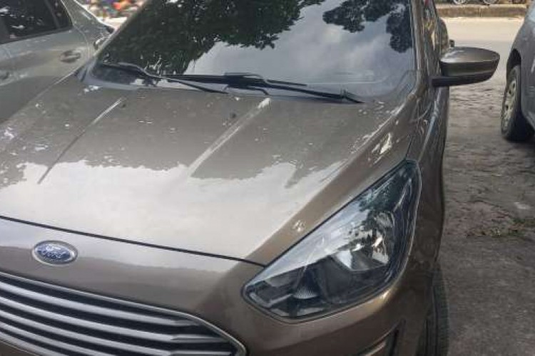 Carro roubado é encontrado com placa adulterada em oficina de Maracanaú. Proprietário é preso por receptação 