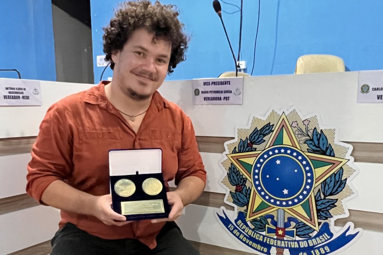 O cearense Giuliano Eriston foi agraciado com a Medalha Município de Bela Cruz; músico foi o campeão do The Voice Brasil em 2022