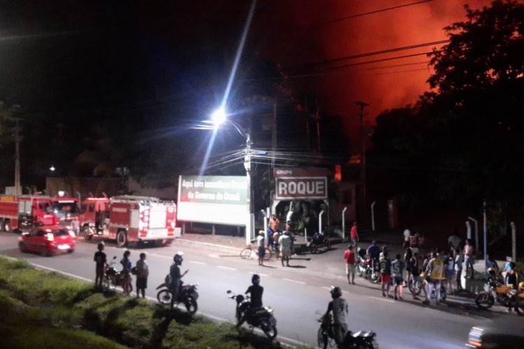 Dois caminhões dos Bombeiros estão no local