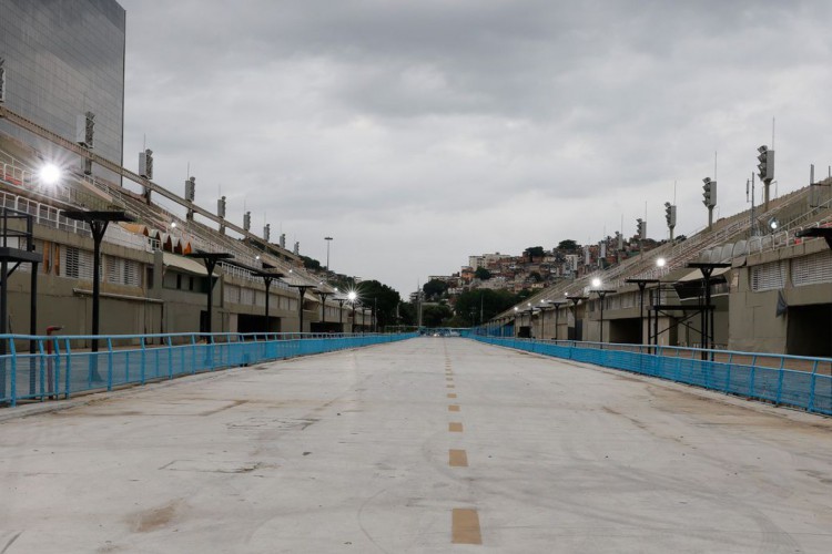  O Sambódromo da Marquês de Sapucaí vazio às vésperas do Carnaval 2021, que teve o desfile das escolas de samba cancelado devido à pandemia da Covid-19.   (Fernando Frazão/Agência Brasil)