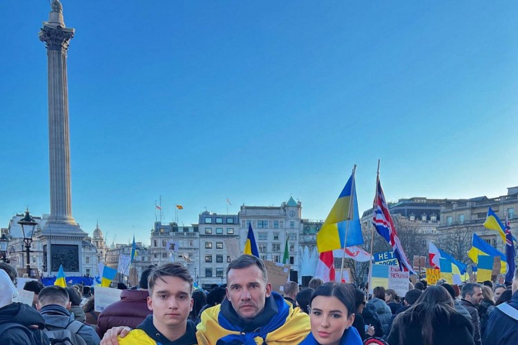 Ex-atacante da seleção ucraniana, Shevchenko participa de manifestações contra a guerra na Ucrânia