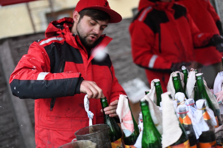 Pessoas produzindo coquetéis molotov em Lviv, no oeste da Ucrânia