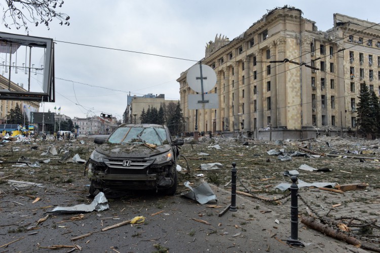 Prefeitura local danificada de Kharkiv em 1º de março de 2022, destruída como resultado do bombardeio de tropas russas