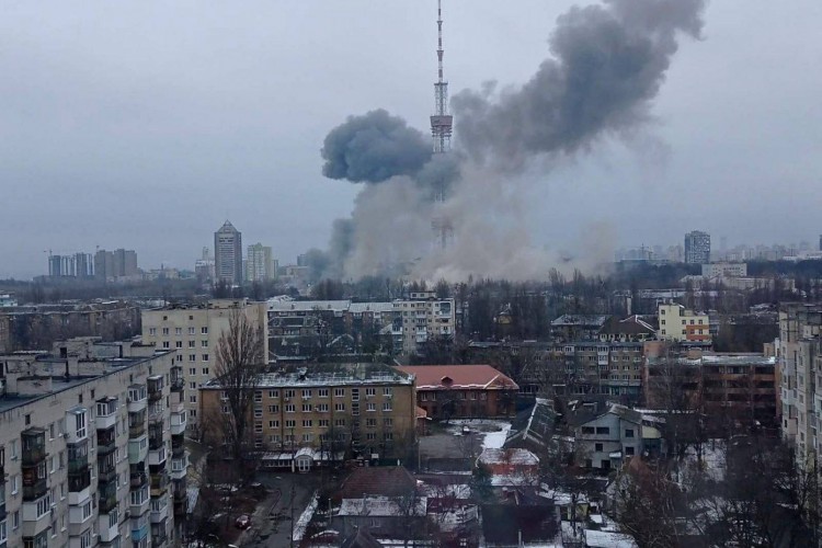 Torre de TV em Kiev é atingida por ataques russos.