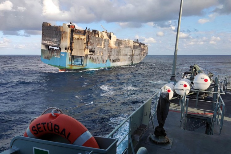 O incêndio atingiu o navio no dia 16 e de fevereiro e estava sendo rebocado.