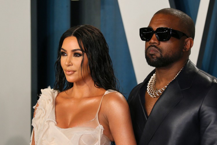 Nesta foto de arquivo tirada em 9 de fevereiro de 2020, a personalidade da mídia norte-americana Kim Kardashian (esquerda) e o rapper norte-americano Kanye West participam da Vanity Fair Oscar Party 2020 após o 92º Oscar no The Wallis Annenberg Center for the Performing Arts em Beverly Hills