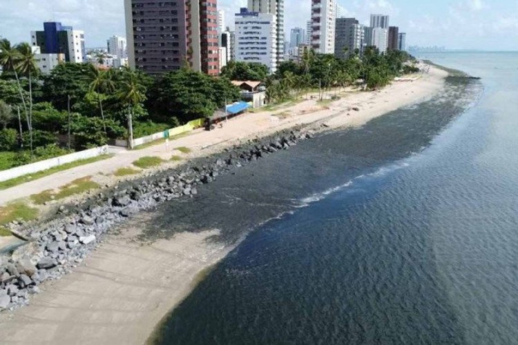 Nos últimos dias, manchas escuras e com odor apareceram na Praia de Candeias 