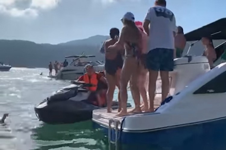 Bolsonaro em jet ski durante o Carnaval