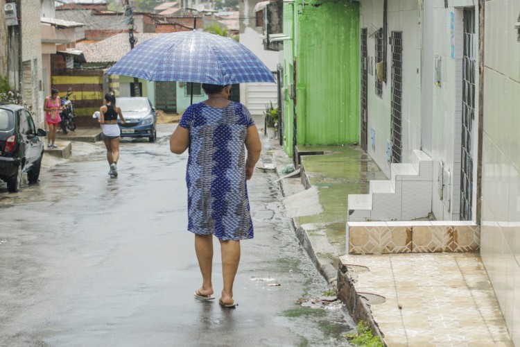 FORTALEZA, CE, BRASIL, 02.03.2022: Fortaleza amanheceu com chuva na manhã dessa quarta-feira pos carnaval (Foto:Thais Mesquita/OPOVO)