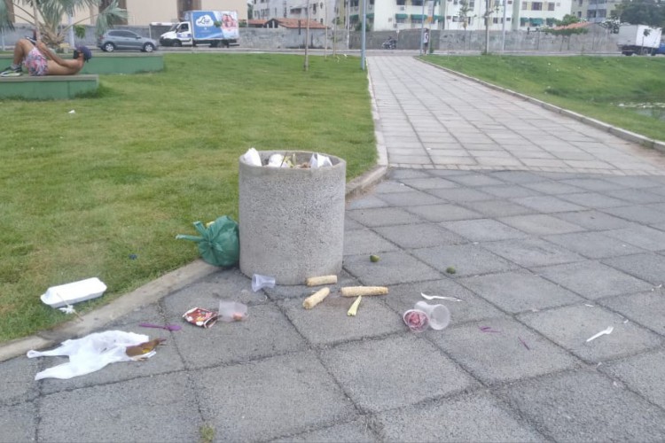 ￼FREQUENTADORES também descartam 
o lixo nas calçadas do Parque