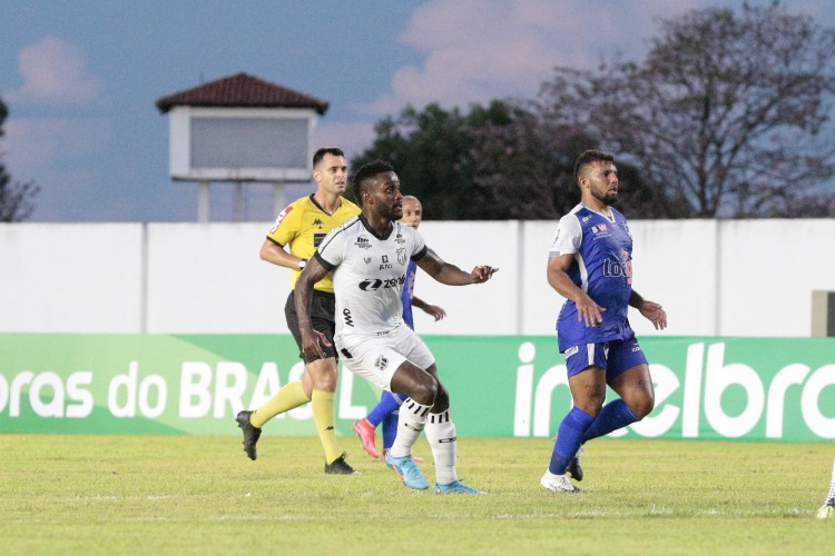 Atacante colombiano Stiven Mendoza comemora gol marcado diante do São Raimundo-RR, em jogo válido pela Copa do Brasil