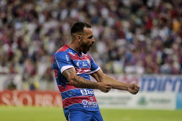 Moisés comemora gol marcado na vitória do Fortaleza diante do Pacajus, pelo Campeonato Cearense. 