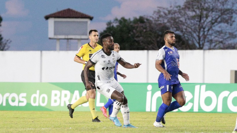 Atacante colombiano Stiven Mendoza comemora gol marcado diante do São Raimundo-RR, em jogo válido pela Copa do Brasil