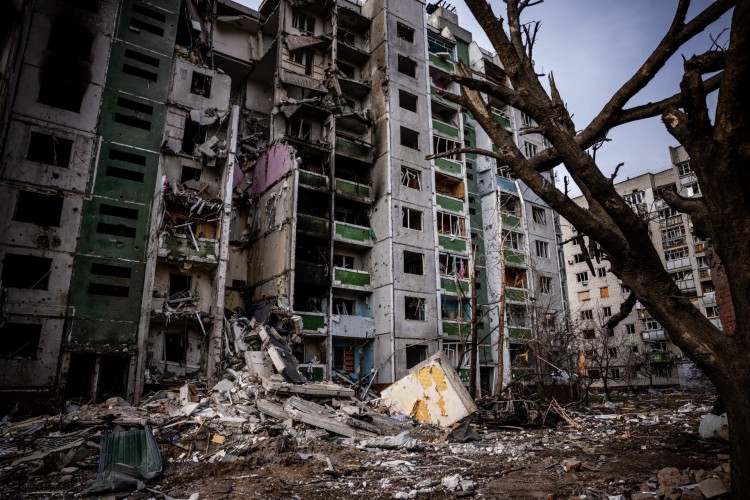 Foto tirada em 4 de março de 2022 mostra um prédio residencial danificado durante um bombardeio no dia anterior na cidade de Chernihiv, no norte da Ucrânia