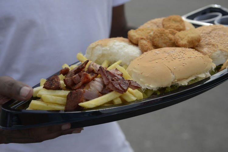 Emerson Farias comprou um barco de hamburguer na Feira Nacional do Podrão, que reúne opções de lanches e gastronomia popular de rua no Terreirão do Samba, no centro da cidade.