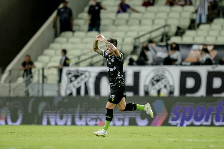 FORTALEZA, CE, BRASIL, 04-03.2022: Victor Luis. Ceara x CSA, na Arena Castelão pela Copa do Nordeste. em epoca de COVID-19. (Foto:Aurelio Alves/ Jornal O POVO)