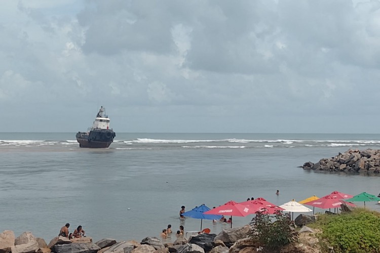 Uma embarcação ficou encalhada em um trecho de praia, na Barra do Ceará. O momento foi registrado por moradores da região, no fim da tarde de sexta-feira, 4