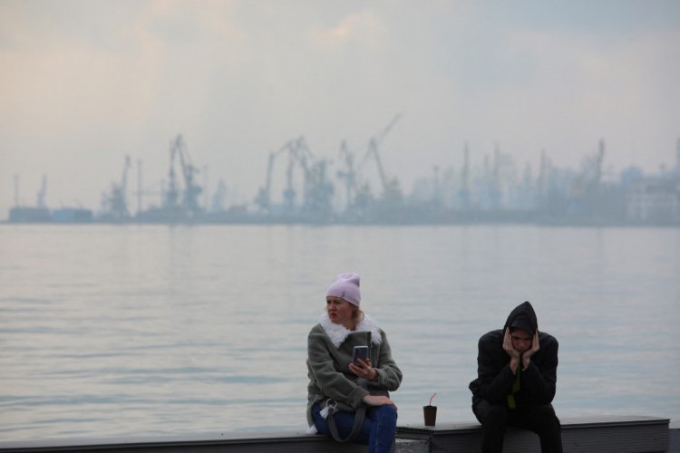 Pessoas descansam na costa do Mar de Azov, na cidade portuária industrial de Mariupol, na Ucrânia, em 23 de fevereiro de 2022. Mariupol fica à beira da linha de frente que separa o território controlado pelo governo daquele supervisionado por separatistas apoiados pela Rússia no reduto rebelde Donetsk.
Aleksei Filippov/AFP