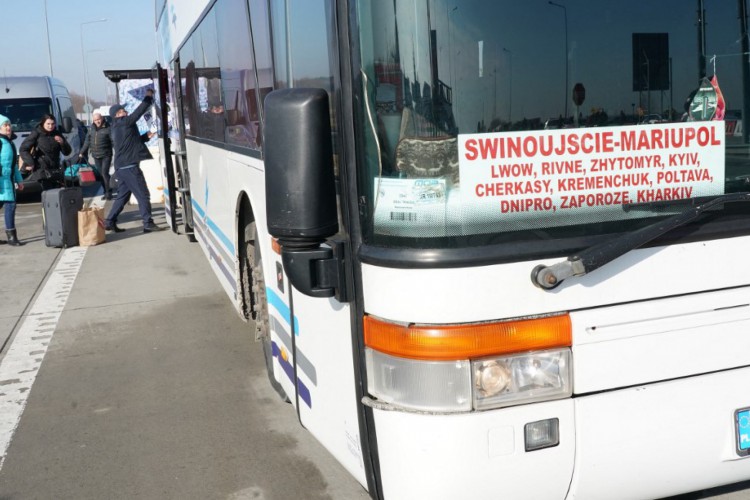 Cidadãos ucranianos são vistos em frente a um ônibus que liga a cidade polonesa de Swinoujscie à cidade ucraniana de Mariupol enquanto cruzam a fronteira da Ucrânia para a Polônia na fronteira Korczowa-Krakovets em 26 de fevereiro de 2022, após a invasão russa da Ucrânia. A ONU disse que mais de 50.000 ucranianos fugiram do país nos últimos dois dias, pedindo 