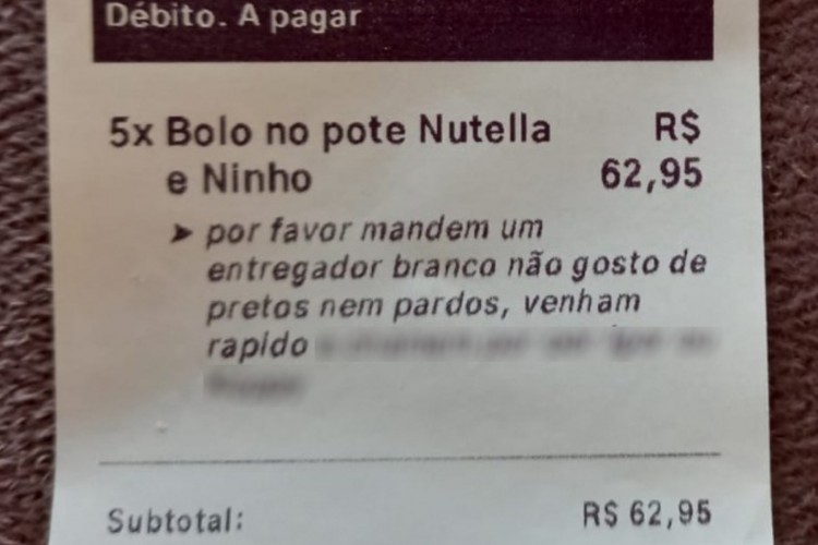 Ao realizar um pedido em uma confeitaria através do aplicativo de comida iFood, um usuário informou, no espaço destinado às restrições alimentares, a cor da pele do entregador