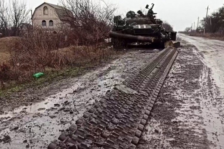 Tanque do exército ucraniano destruído no assentamento de Gnutovo, nos arredores de Mariupol