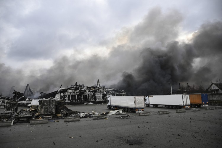 Fumaça sobe de um armazém bombardeado na cidade de Stoyanka, a oeste de Kiev, em 4 de março de 2022