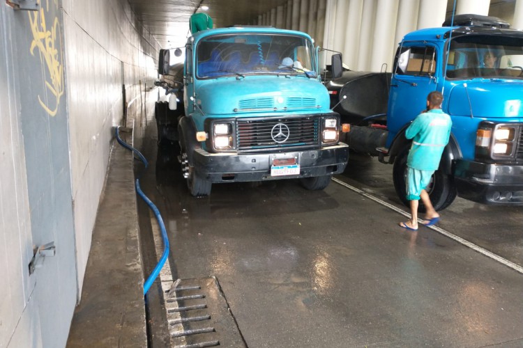 Dois caminhões-pipa retiram água do túnel na Alberto Sá, em Fortaleza