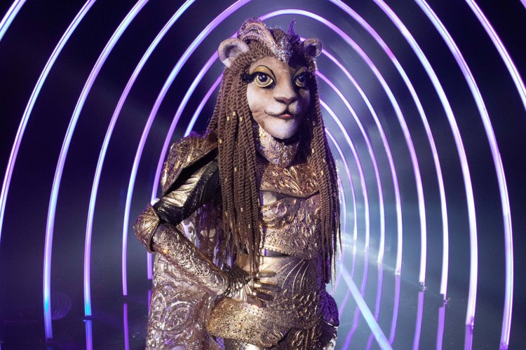 Hoje, 13 de março (13/03) jurados tentam descobrir quem é a Leoa no The Masked Singer Brasil. Veja as dicas e os palpites dos jurados e vote na enquete