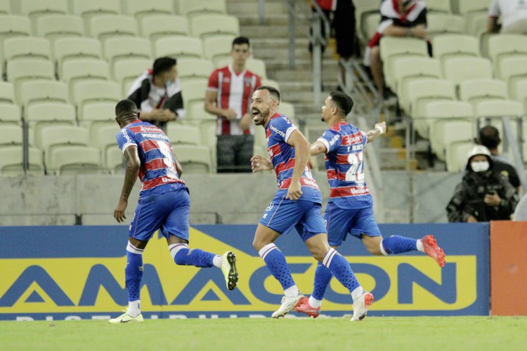 Jogadores do Fortaleza comemoram gol e vitória sobre o Ferroviário